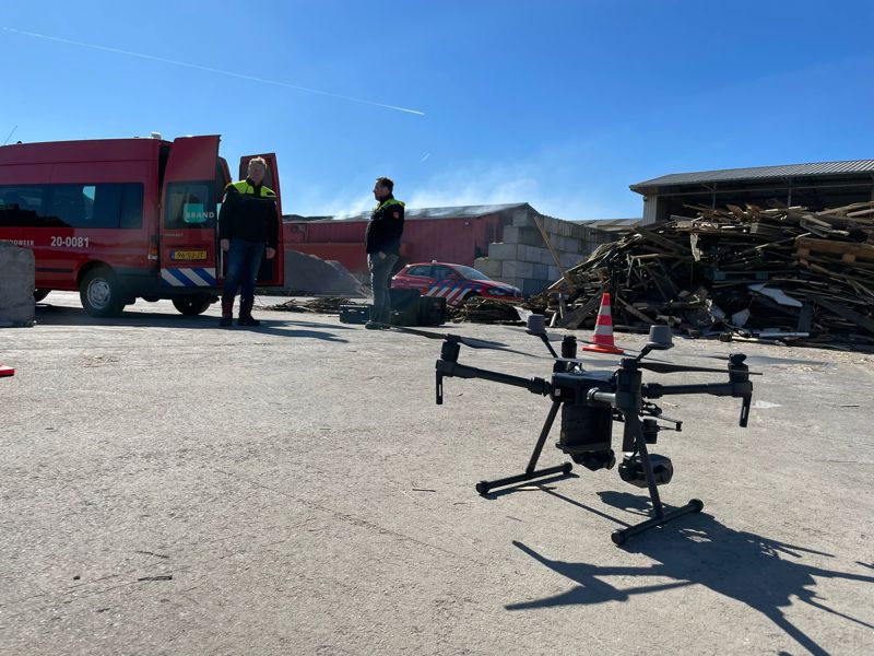 Brandweerman staat opgesteld met drone op de grond