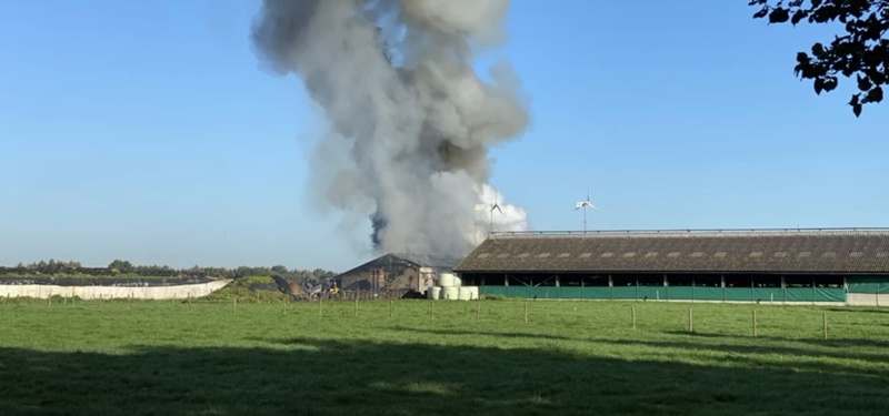 flinke rookwolken bij brand in schuur Prinsenbeek ©Perry Roovers/Eye4images