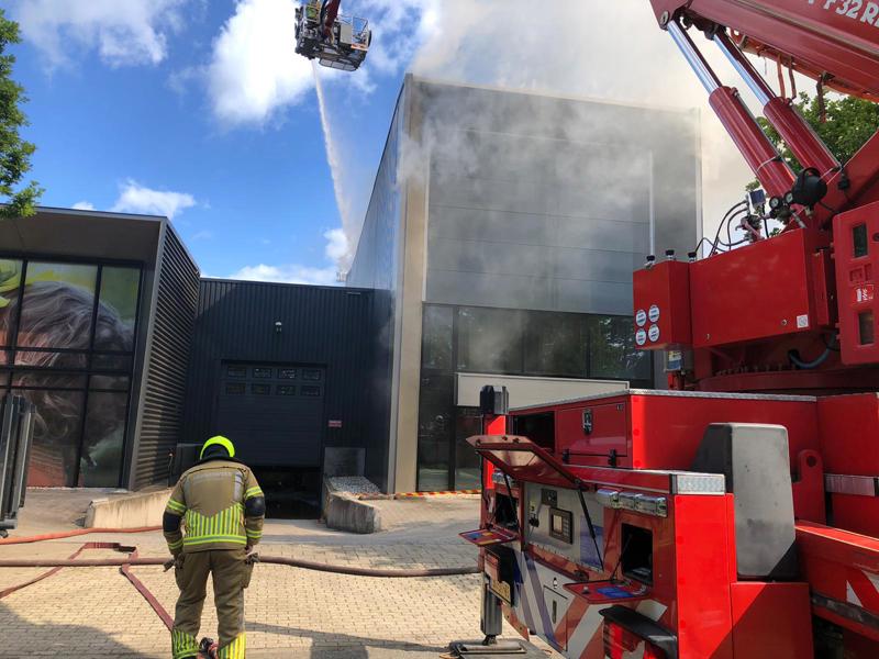 Brandweer voertuig bij brand