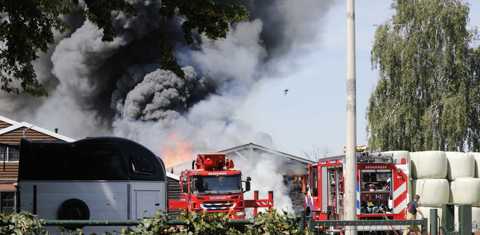 Brandweer voor een brand in bij een manege