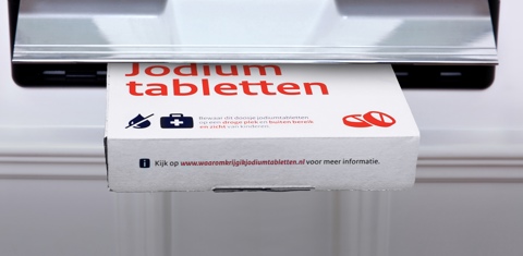 Doosje met jodium tabletten in brievenbus