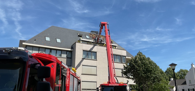 Hoogwerker van de brandweer voor appartementengebouw