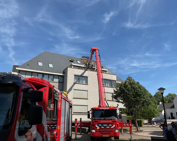 Hoogwerker van de brandweer voor appartementengebouw