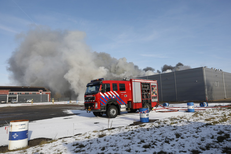 brandweervoertuig voor een brandend pand