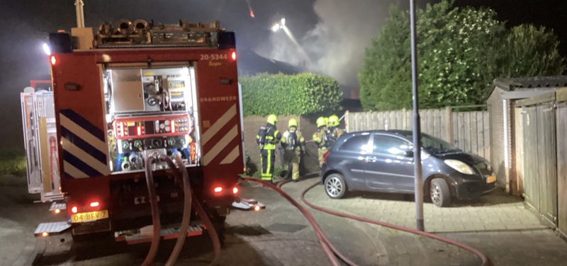 brandweer blust woning aan de achterzijde