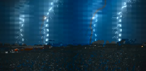 donkere lucht met bliksem