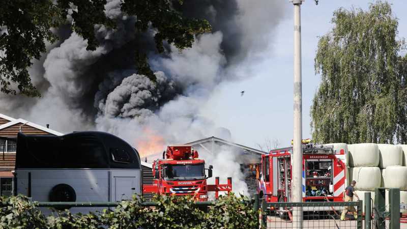 Brandweer voor brandende loods van een manege