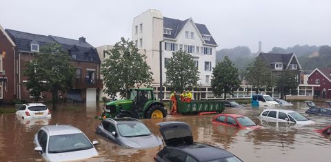 Auto's in een wijk met wateroverlast