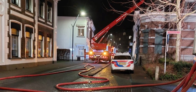 Politie en hoogwerker van de brandweer