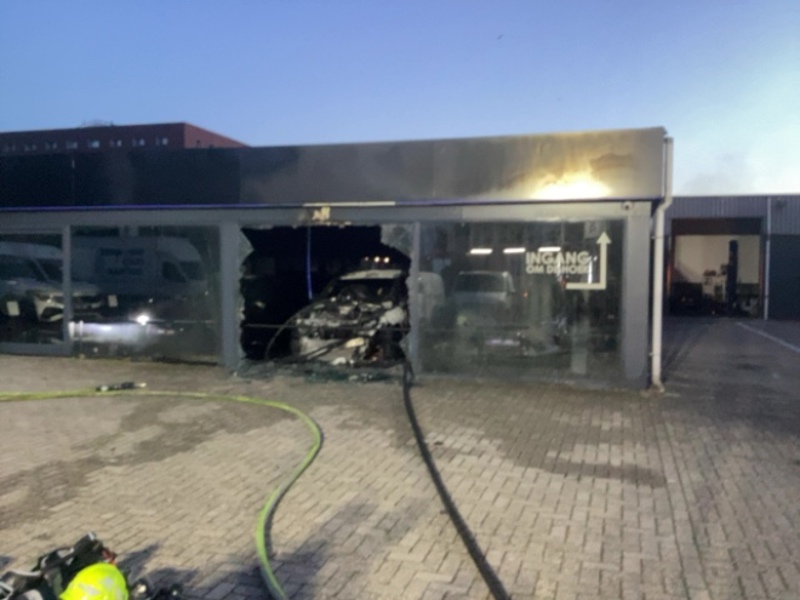 Autobedrijf met brandschade