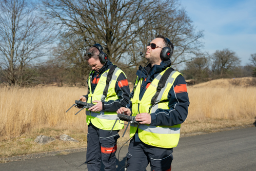 Brandweermannen besturen de drone vanaf de grond