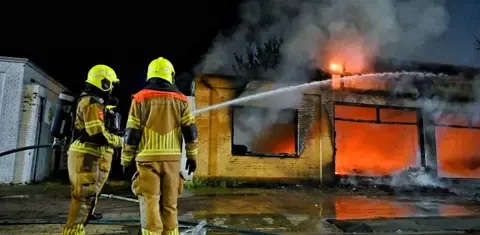 Brand in een leegstaand pand aan de Ringbaan-Oost in Tilburg. De brandweer is met groot materieel aanwezig.