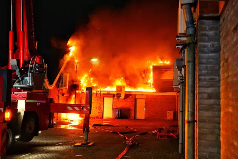 Uitslaande vlammen uit het winkelcentrum