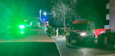 -Brandweer is bezig met het bestrijden van de brand in de kelder van het flatgebouw. 