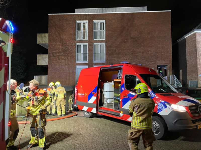 brandweer beraadslaagt over bestrijding incident. 