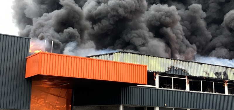 Grote rookwolk brand industriegebied Roosendaal