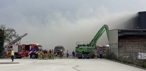 groep brandweermensen in overleg over aanpak brand