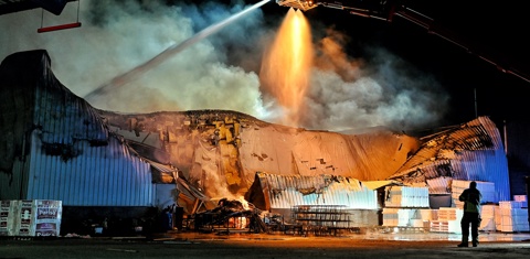 Grote brand in bedrijfspand Tilburg