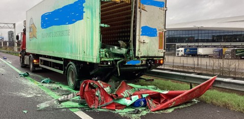 Vrachtwagen staat stil op A58, een achterklep ligt op straat omringd door groene vloeistof