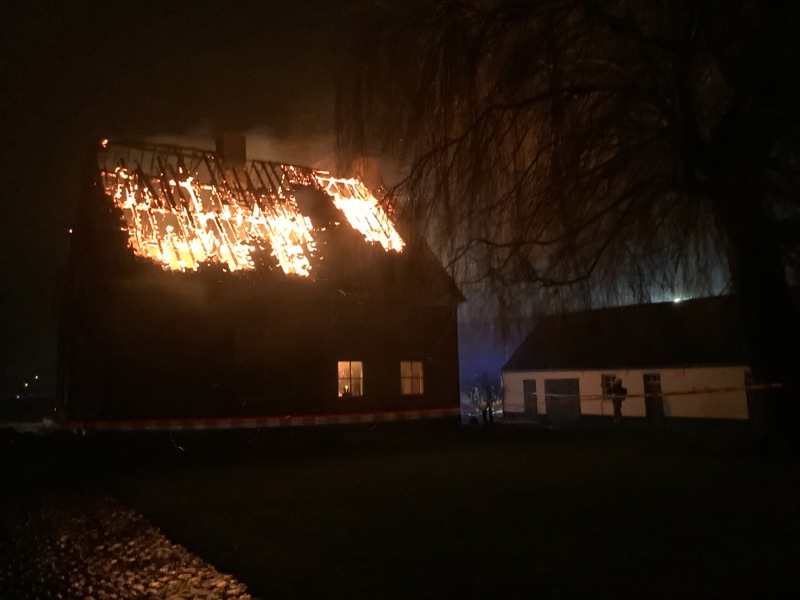 vuur in dak van woning 