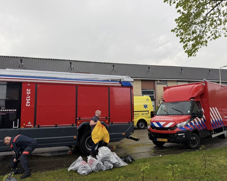 Brandweer en ambulance bij de woning