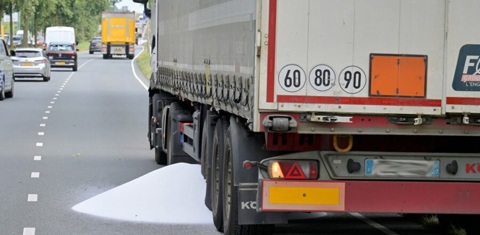 Vrachtwagen lekt kunststof bolletjes