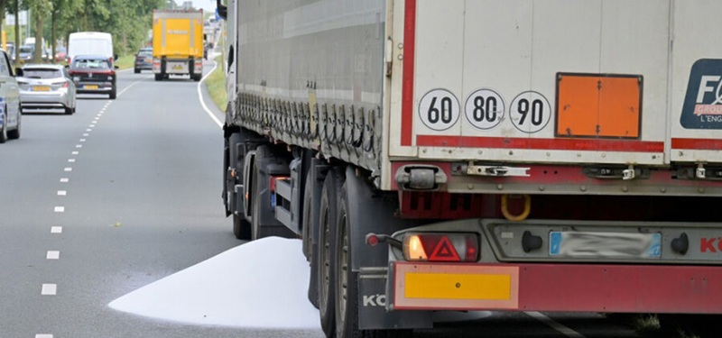 Vrachtwagen lekt kunststof bolletjes