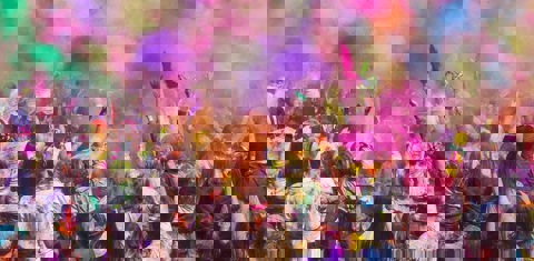 Mensen bij een colorfestival