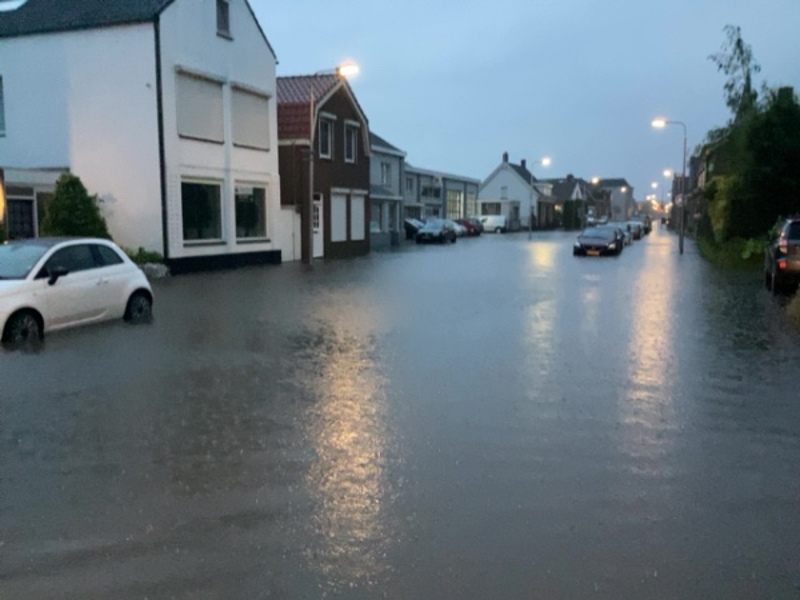 Water staat in de straat tot halverwege de auto's 