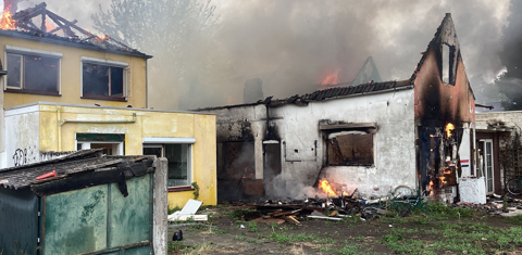 Woningen deels ingestort, zwart en nog deels in brand in Roosendaal